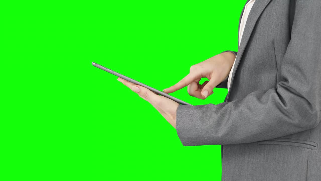 Donna di affari che per mezzo della sua compressa digitale