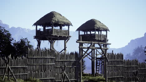 las torres de vigilancia de madera se erigen altas contra el paisajístico telón de fondo de la montaña