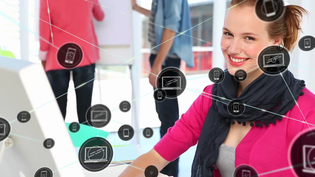 анимация сети соединений с компьютерными иконами над кавказской бизнесменкой