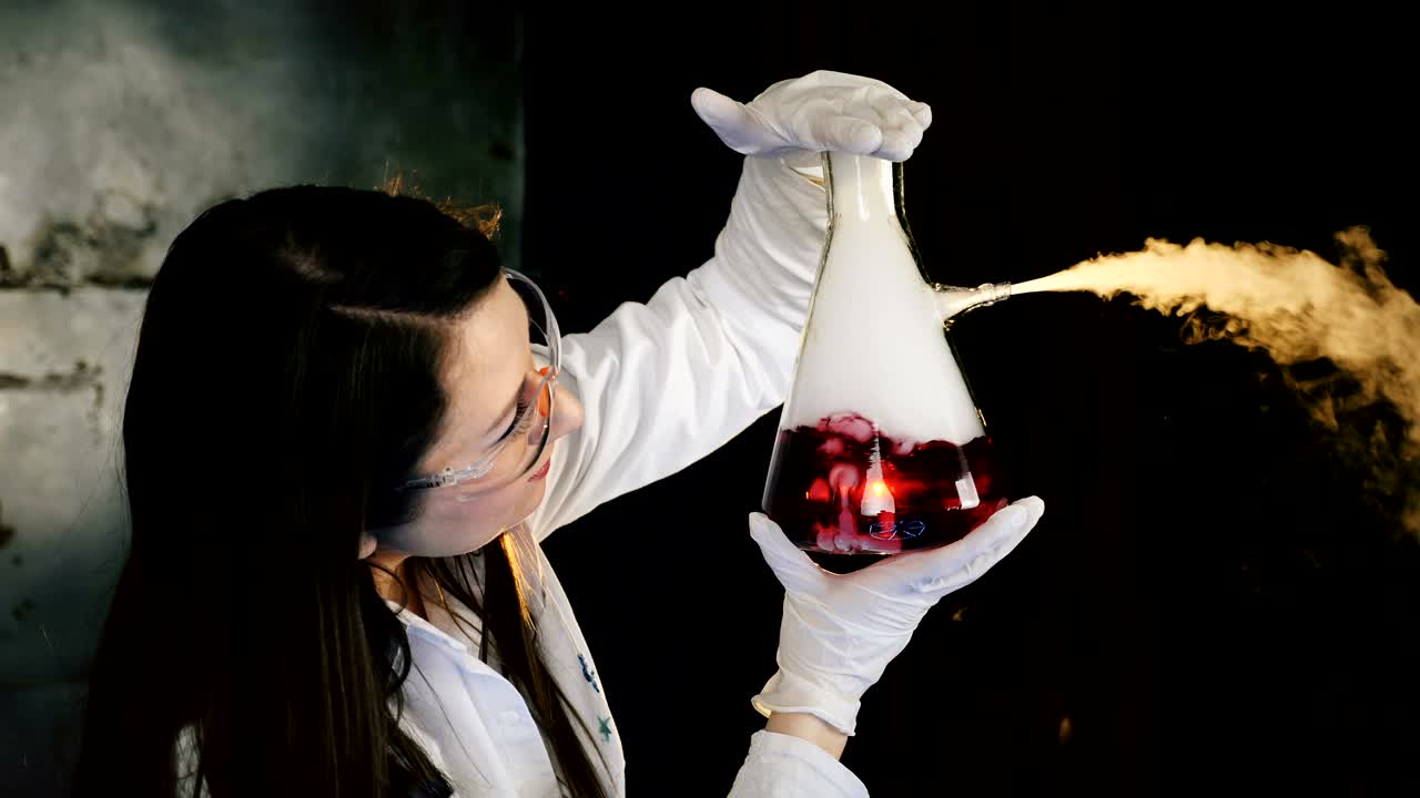 женщина-ученый проводит интересный эксперимент.