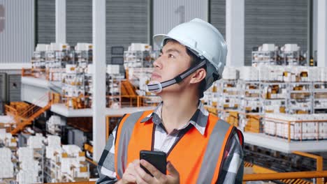trabajador de almacén inspeccionando el inventario