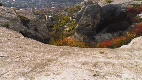 herbstliche landschaft des bergdorfes