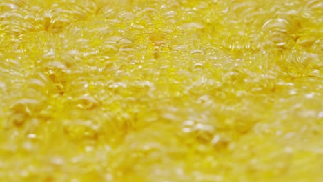 bayas saludables de espino marino para beber té, bayas maduras congeladas en frasco de vidrio y ramas con hojas vista superior en fondo rústico de madera oscura, genial para la piel, el corazón, los vasos y el sistema inmunológico.