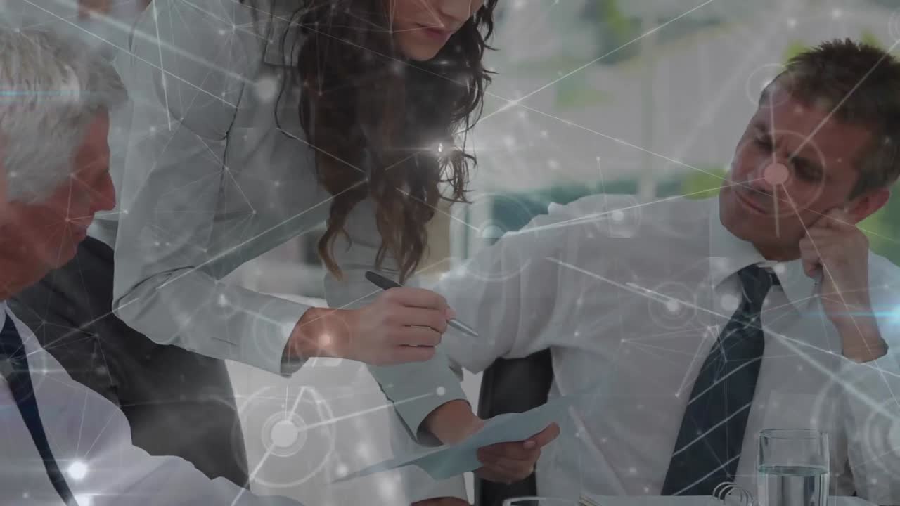 animación de la red de conexiones a través de diversos empresarios que discuten sobre documentos en la oficina.