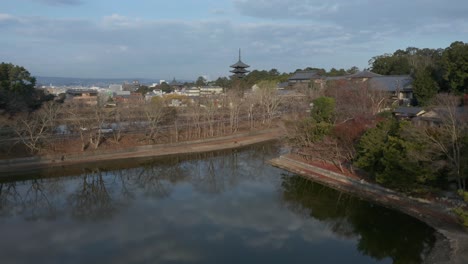 parque y templos de la ciudad de nara, toma de inclinación aérea temprano en la mañana en un hermoso día