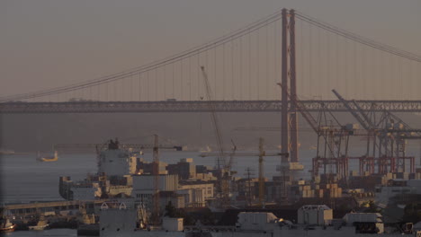 puente vasco da gama y un muelle de buques de carga