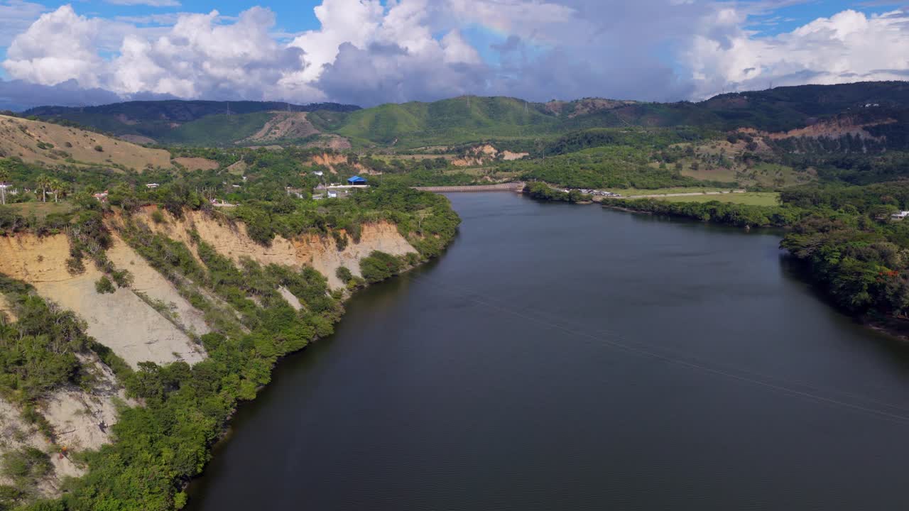 Hồ chứa phụ López Angostura ở Cộng hòa Dominica. Cảnh quay bằng drone từ trên không