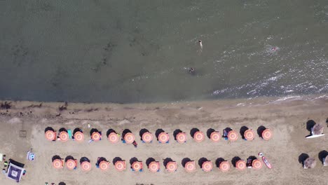 Excelente-Disparo-De-Dron.-Playa,-Sombrillas-Y-Hermoso-Mar