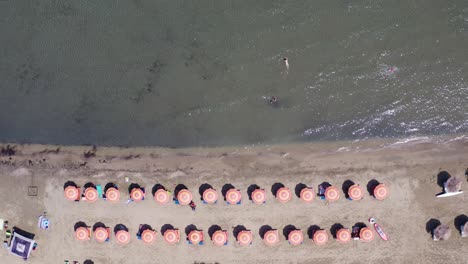 훌륭한 드론 샷. 해변, 우산 및 아름다운 바다