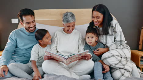 Abuela,-Niños-Y-Libro-Con-Lectura