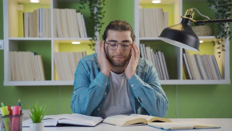 un joven estudiante universitario aburrido e infeliz.