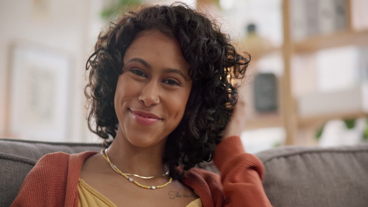 feliz, cara y mujer joven en un sofá