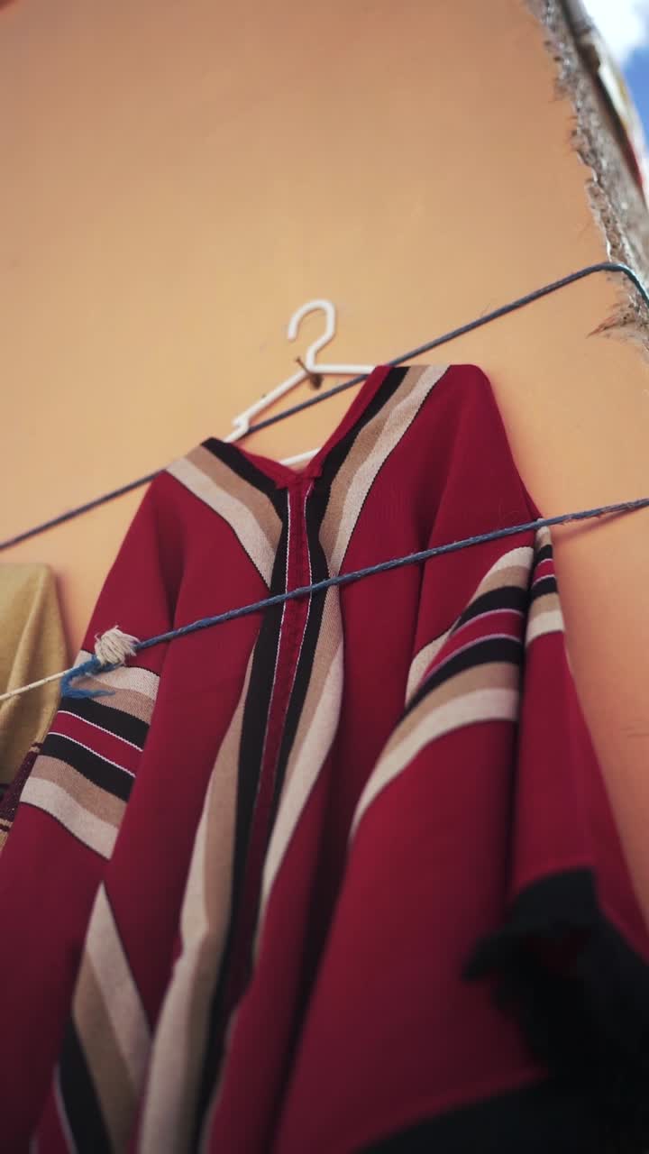 explorar la vibrante y tradicional ropa de jujuy, mostrando el rico patrimonio cultural y la moda indígena de argentina