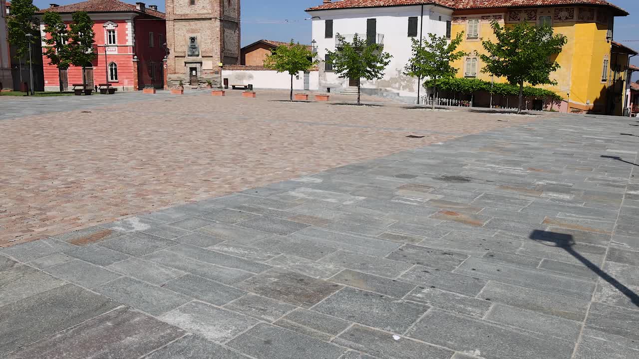 torre del reloj y edificios coloridos en la morra