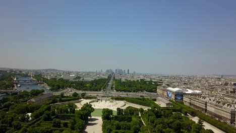 Aufsteigende-Luftaufnahmen-Des-Tuileriengartens-Und-Des-Langen,-Geraden-Und-Breiten-Champs-Elysees-Boulevards.-Hochhaus-Moderne-Geschäftsgebäude-In-La-Defense-Borough-In-Der-Ferne.-Paris,-Frankreich