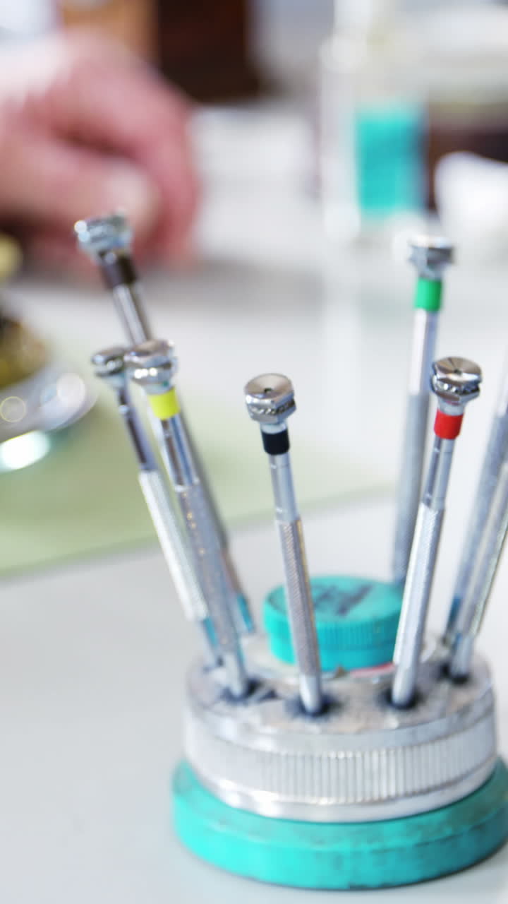 relojero reparando un reloj