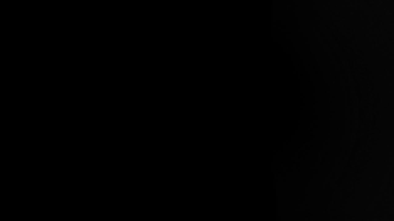 анимация текста флэш-продажи над треугольным неоновым туннелем.