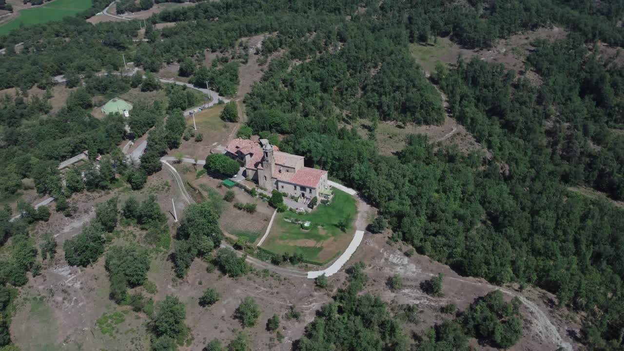 pequeño pueblo en las montañas de cataluña