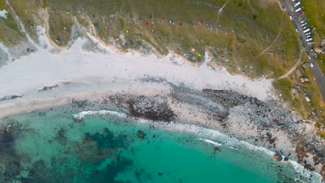 Luftaufnahme-über-Dem-Strand-Und-Dem-Transparenten,-Arktischen-Meer,-In-Norwegen---Vogelperspektive,-Drohnenaufnahme,-Strand-Von-Uttakleiv