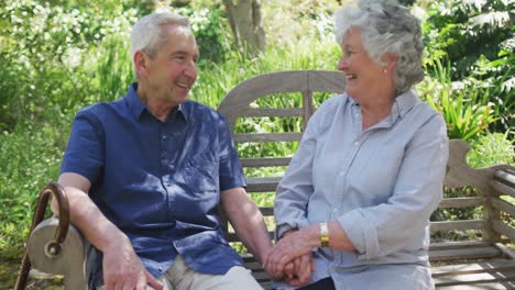 feliz pareja caucásica mayor en el jardín