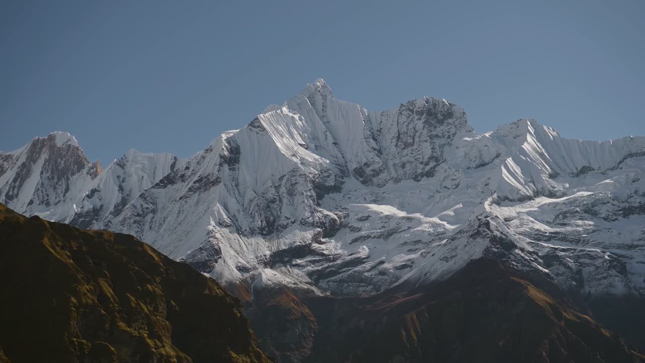 cimas nevadas escarpadas montañas nevadas y cielo azul claro, alto pico de montaña de invierno dentado en el himalaya montañas cubiertas de nieve en nepal en la cordillera de annapurna