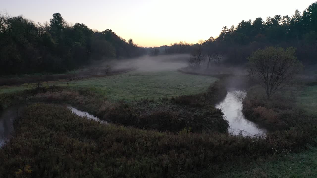 mañana brumosa en el campo