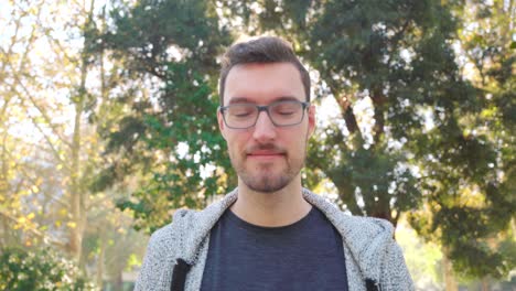 gli occhiali del giovane sorride con simpatia