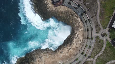 spektakularny widok z powietrza 4k: diabelskie łzy, nusa lembongan, bali