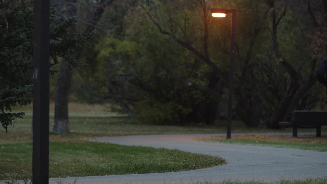 hombre corriendo por el parque al anochecer para acondicionamiento
