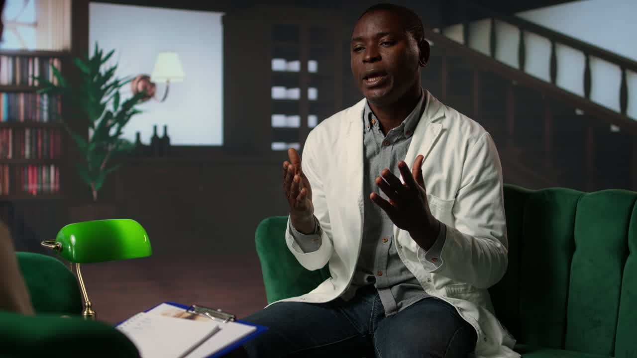 consejero profesional en una sesión de terapia con un médico negro que experimenta un trauma