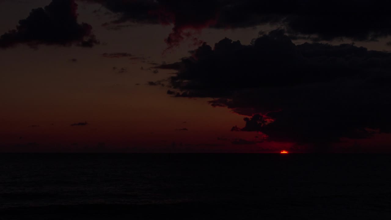dramático atardecer sobre el océano