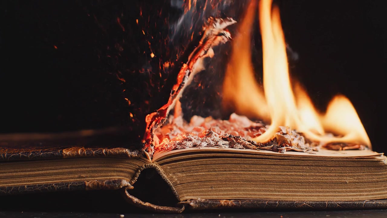 Libro antico che brucia con fiamme e fumo su sfondo scuro