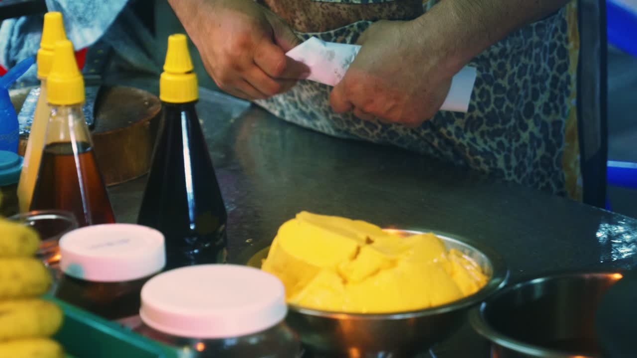 태국의 길거리 시장에서 로티라는 전통적인 태국 디저트를 준비하는 태국 요리사의 4k 영화 요리 영상