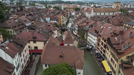 Wunderschöne-Touristische-Altstadt-Von-Annecy,-Frankreich-–-Filmische-Aufnahme-Aus-Der-Luft