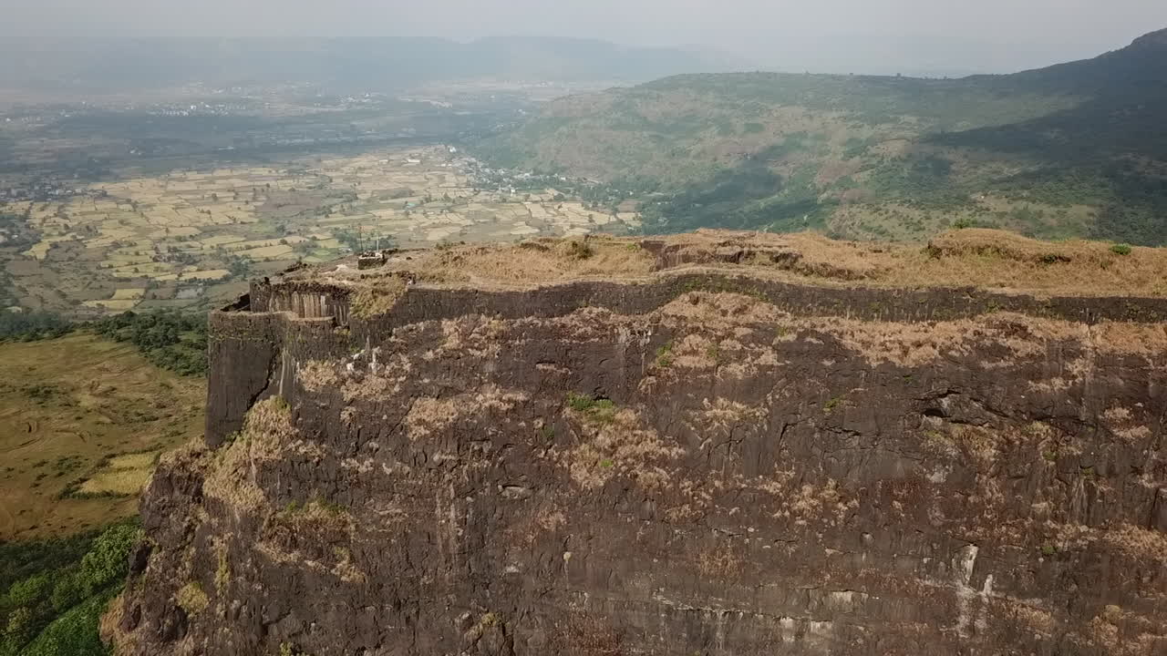 Cima di scogliera fortificata in India, Vinchu Kada ha un significato religioso