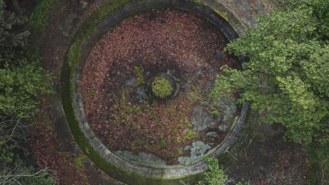 vista superior de la antigua cisterna romana para recolectar y almacenar agua de lluvia en anguillara sabazia, italia - toma de avión no tripulado