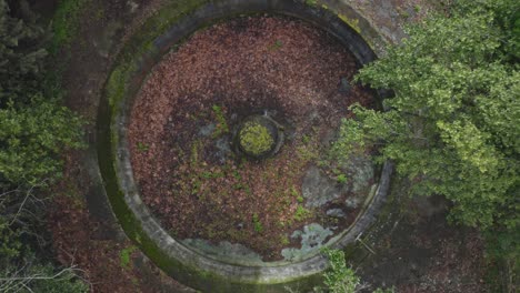 Vista-Superior-De-La-Antigua-Cisterna-Romana-Para-Recolectar-Y-Almacenar-Agua-De-Lluvia-En-Anguillara-Sabazia,-Italia---Disparo-De-Drone