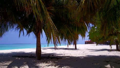 Vista-De-Movimiento-Deslizante-Lento-Entre-Palmeras-En-Una-Isla-Tropical-Con-Playas-Blancas