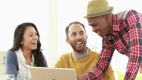 equipo de negocios creativos teniendo una reunión