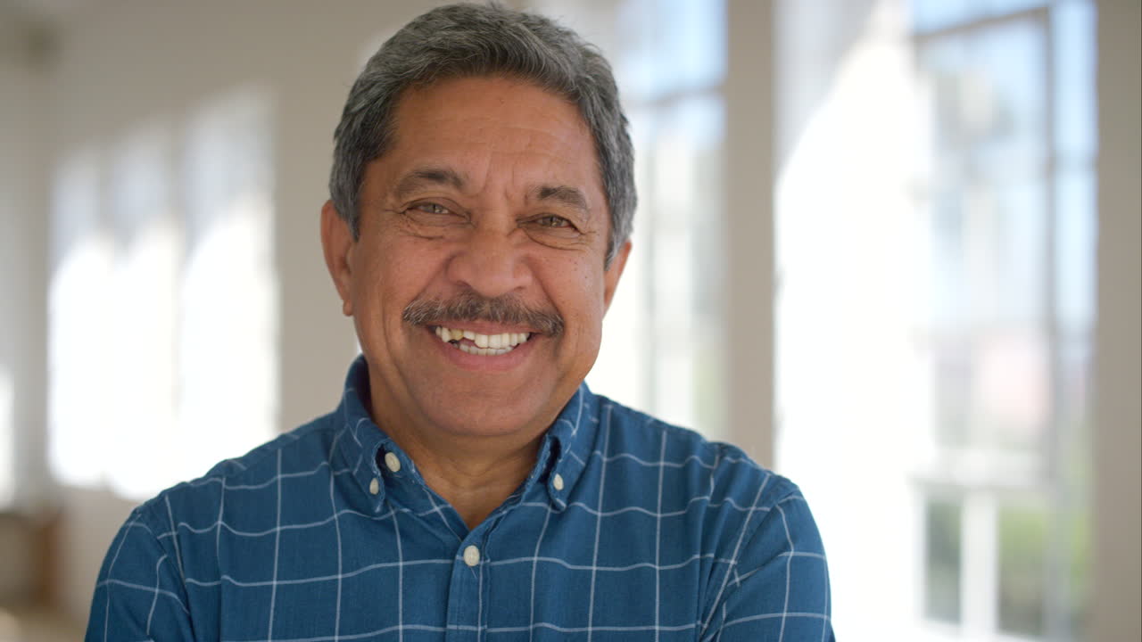 retrato de un hombre jubilado feliz que se ve alegre