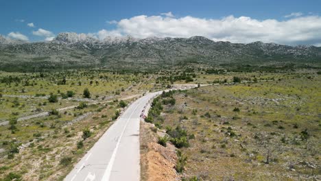 Un-Camino-Serpentea-A-Través-De-La-Región-Kárstica-De-La-Montaña-Velebit,-La-Vista-Desde-Arriba-En-El-Condado-De-Zadar,-Croacia