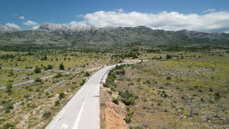 un camino serpentea a través de la región kárstica de la montaña velebit, la vista desde arriba en el condado de zadar, croacia