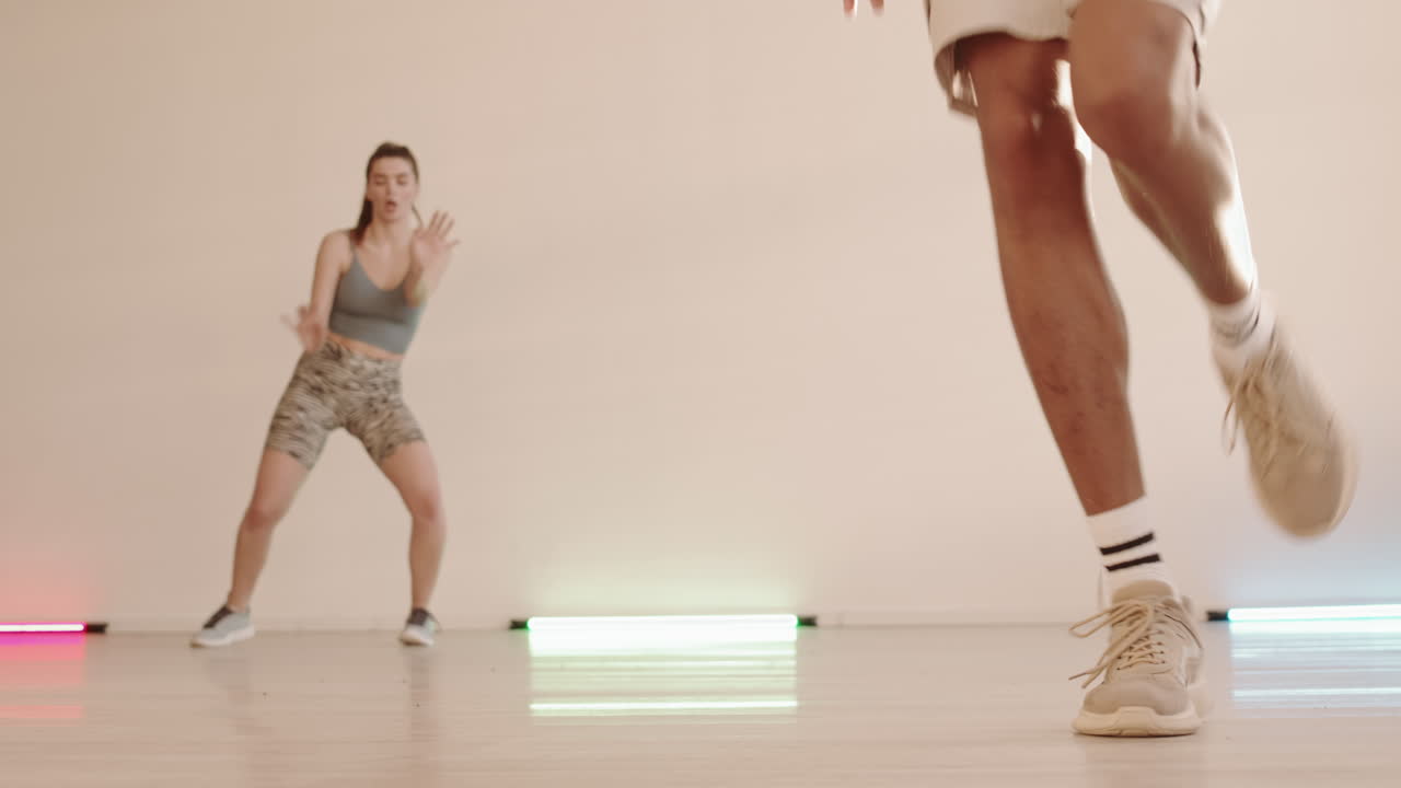 女性の前景で踊る脚