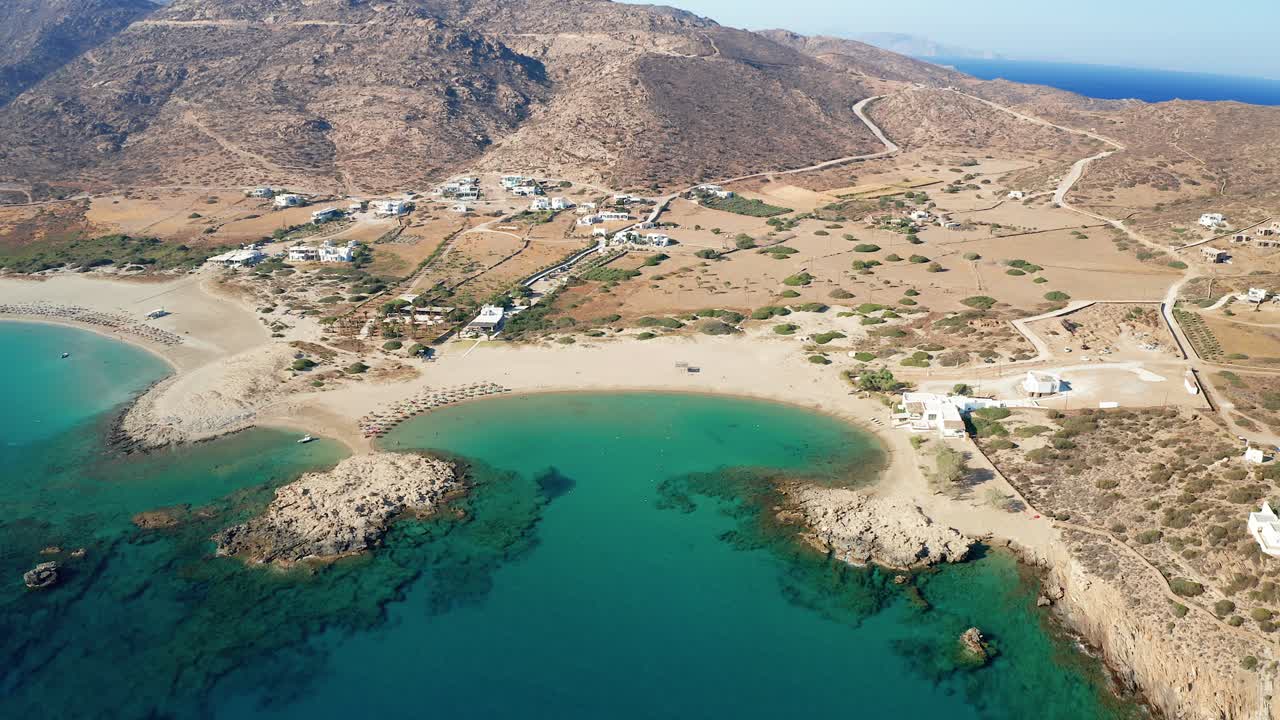 playa de la bahía de magganari en la isla de ios grecia