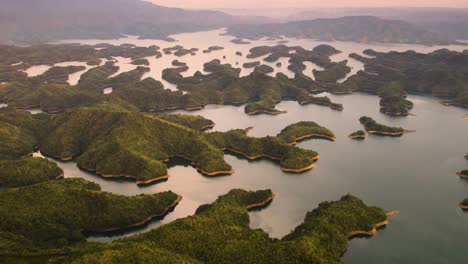 Puesta-De-Sol-En-Tà-Đùng-En-Vietnam,-Asia,-Un-Hermoso-Lago-Con-Un-Pintoresco-Archipiélago-Insular