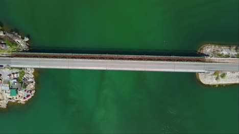 vista superior de drones de la carretera vehicular alrededor de skadarsko jezero, montenegro