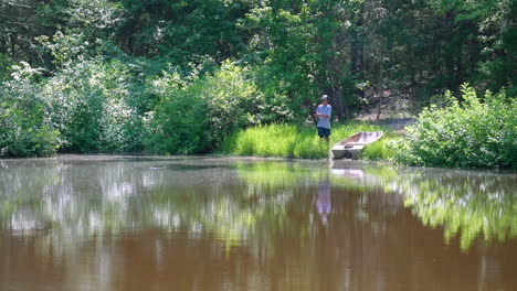 Pescando-Desde-La-Orilla-De-Un-Pequeño-Estanque