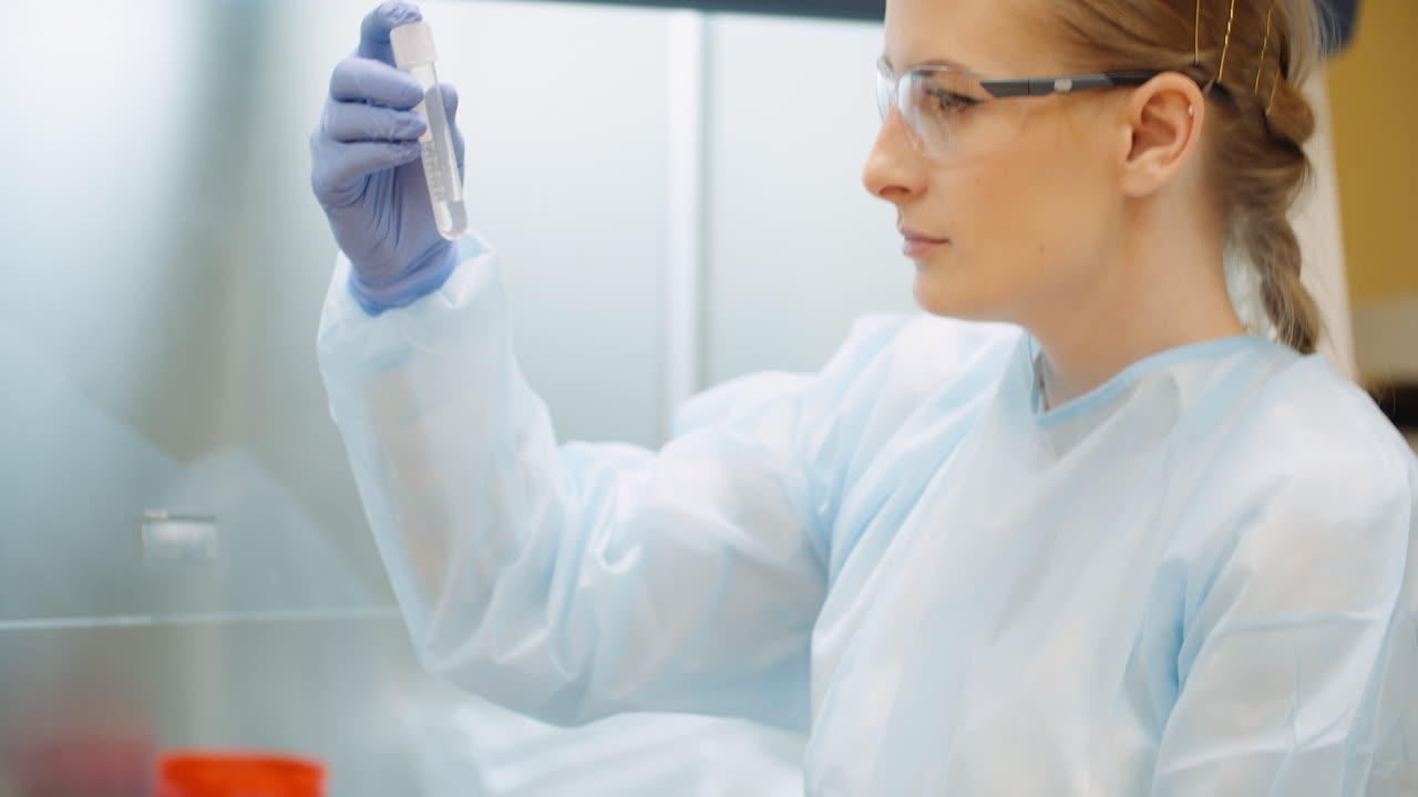 ученый, анализирующий пробирки в лаборатории 1