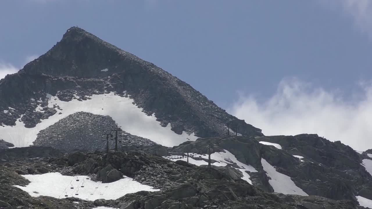таймлапс движущейся канатной дороги в австрии