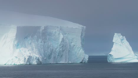 enorme iceberg en la costa de la antártida en el océano pacífico sur en un día de niebla